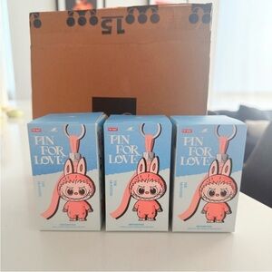 POP MART Pin for Love Labubu - T - NIB